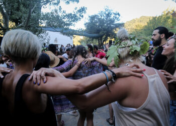Χωρίς πίστες και χορούς τα πανηγύρια – Μόνο καθιστοί σε μπουζούκια και συναυλίες