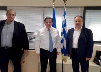 ¨Είμαστε ξεκάθαρα αντίθετοι στην έλευση μεταναστών αλλά και στη δημιουργία δομής την Π.Ε. Γρεβενών¨, τόνισε στον Υπ. Μεταναστευτικής Πολιτικής Ν.Μηταράκη, ο Αντιπεριφερειάρχης Γρεβενών Γ. Γιάτσιος και ο Π.Σ. Λ.Χατζηζήσης