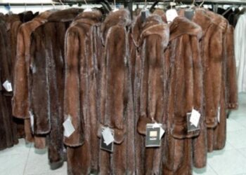 Ενθουσιασμένες οι Νοτιοκορεάτισσες με τις γούνες Καστοριάς