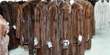 Ενθουσιασμένες οι Νοτιοκορεάτισσες με τις γούνες Καστοριάς