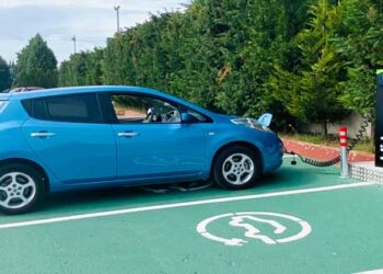 Πτολεμαΐδα: Η πρώτη φόρτιση μετά την εγκατάσταση του σταθμού φόρτισης ηλεκτρικών αυτοκινήτων στο parking του ξενοδοχείου Παντελίδης