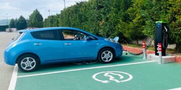 Πτολεμαΐδα: Η πρώτη φόρτιση μετά την εγκατάσταση του σταθμού φόρτισης ηλεκτρικών αυτοκινήτων στο parking του ξενοδοχείου Παντελίδης