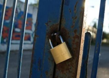Συνέβη στην Πτολεμαΐδα: Κλείδωσαν το σχολείο για …τριήμερο και άφησαν μέσα μαθητές, καθηγήτρια και καθαρίστρια!