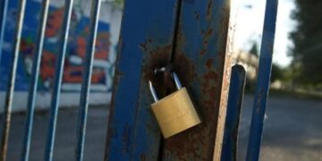 Συνέβη στην Πτολεμαΐδα: Κλείδωσαν το σχολείο για …τριήμερο και άφησαν μέσα μαθητές, καθηγήτρια και καθαρίστρια!