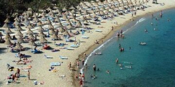 Άρση μέτρων στις οργανωμένες παραλίες – Επιστρέφει ο καφές και τα τραπεζοκαθίσματα