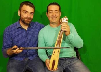 Συλλεκτική Ποντιακή λύρα από σπιρτόξυλα κατασκεύασε ο Στέλιος Νίττας, με καταγωγή από τον Πολύμυλο Κοζάνης