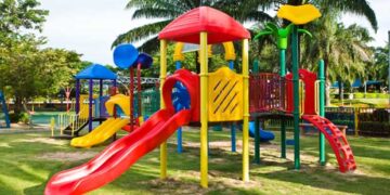 Οι δήμοι ανοίγουν τις παιδικές χαρές