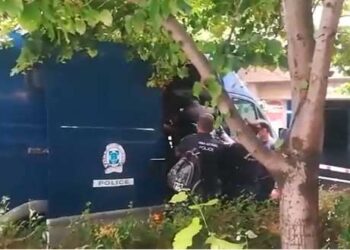 Δείτε την αποχώρηση της μητέρας και του πατριού του Κωστή Πολύζου από τα δικαστήρια της Κοζάνης μετά την καταδίκη τους και στο Μικτό Ορκωτό Εφετείο