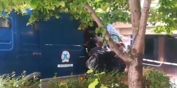 Δείτε την αποχώρηση της μητέρας και του πατριού του Κωστή Πολύζου από τα δικαστήρια της Κοζάνης μετά την καταδίκη τους και στο Μικτό Ορκωτό Εφετείο