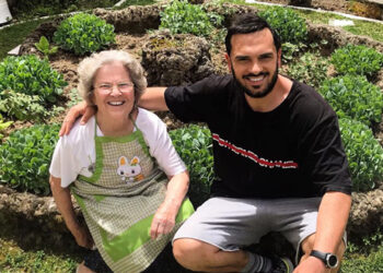 Φλώρινα: Δείτε τη γιαγιά Όλγα να φτιάχνει στην αυλή παραδοσιακή πρασοτυρόπιτα (VIDEO)