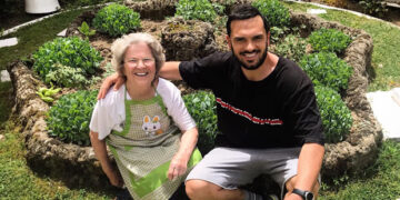 Φλώρινα: Δείτε τη γιαγιά Όλγα να φτιάχνει στην αυλή παραδοσιακή πρασοτυρόπιτα (VIDEO)