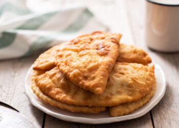 Θεϊκό τηγανόψωμο με φέτα που λιώνει -Η συνταγή της γιαγιάς, σε 4 κινήσεις