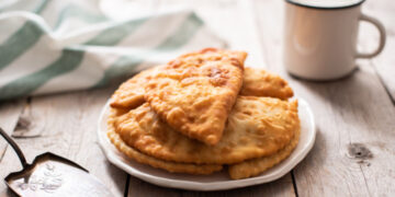 Θεϊκό τηγανόψωμο με φέτα που λιώνει -Η συνταγή της γιαγιάς, σε 4 κινήσεις