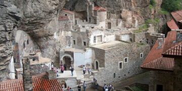 Επιστρέφουν οι επισκέπτες στην Παναγία Σουμελά στον Πόντο μετά από τέσσερα χρόνια (Video)