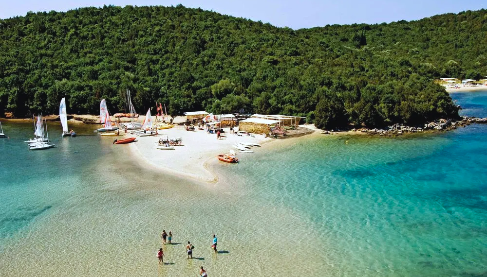 Η «Καραϊβική της Ελλάδας»: Το παραθαλάσσιο χωριό που αποθεώνουν οι χρήστες του Tripadvisor