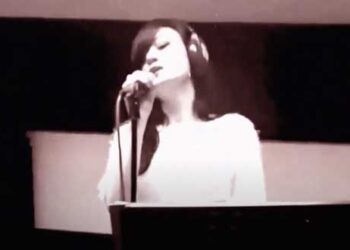 “Αυτός ο Κόσμος”: Το όμορφο τραγούδι που γράφτηκε εν μέσω καραντίνας και ερμηνεύει η συντοπίτισσά μας Τζίνα Αγιοστρατίδου