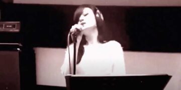 “Αυτός ο Κόσμος”: Το όμορφο τραγούδι που γράφτηκε εν μέσω καραντίνας και ερμηνεύει η συντοπίτισσά μας Τζίνα Αγιοστρατίδου