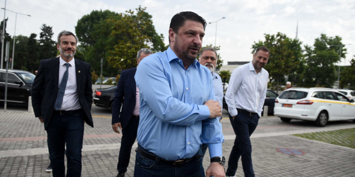 Τηλεδιάσκεψη Μητσοτάκη με Χαρδαλιά και Τσιόδρα για τον κορονοϊό