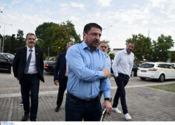 Τηλεδιάσκεψη Μητσοτάκη με Χαρδαλιά και Τσιόδρα για τον κορονοϊό