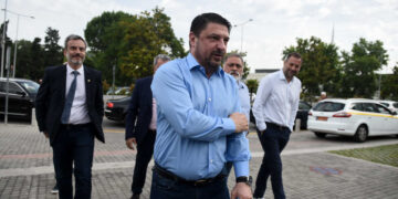 Τηλεδιάσκεψη Μητσοτάκη με Χαρδαλιά και Τσιόδρα για τον κορονοϊό