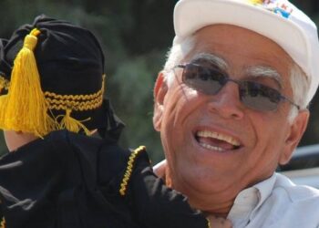 Ο Πρόεδρος του συλλόγου Μακεδόνων Βερολίνου Κυριάκος Χαΐτίδης ενισχύει το Ιατρείο του Λεχόβου