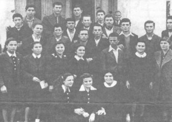 Συμμαθητική παρέα μαθητριών και μαθητών  της Ζ τάξης του 8τατάξιου Γυμνασίου Πτολεμαϊδος το 1946 – Από τη στήλη του κ. Γ. Καζαντζή στον Παλμό 10/06/2020