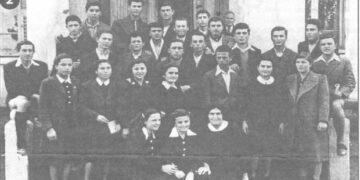 Συμμαθητική παρέα μαθητριών και μαθητών  της Ζ τάξης του 8τατάξιου Γυμνασίου Πτολεμαϊδος το 1946 – Από τη στήλη του κ. Γ. Καζαντζή στον Παλμό 10/06/2020