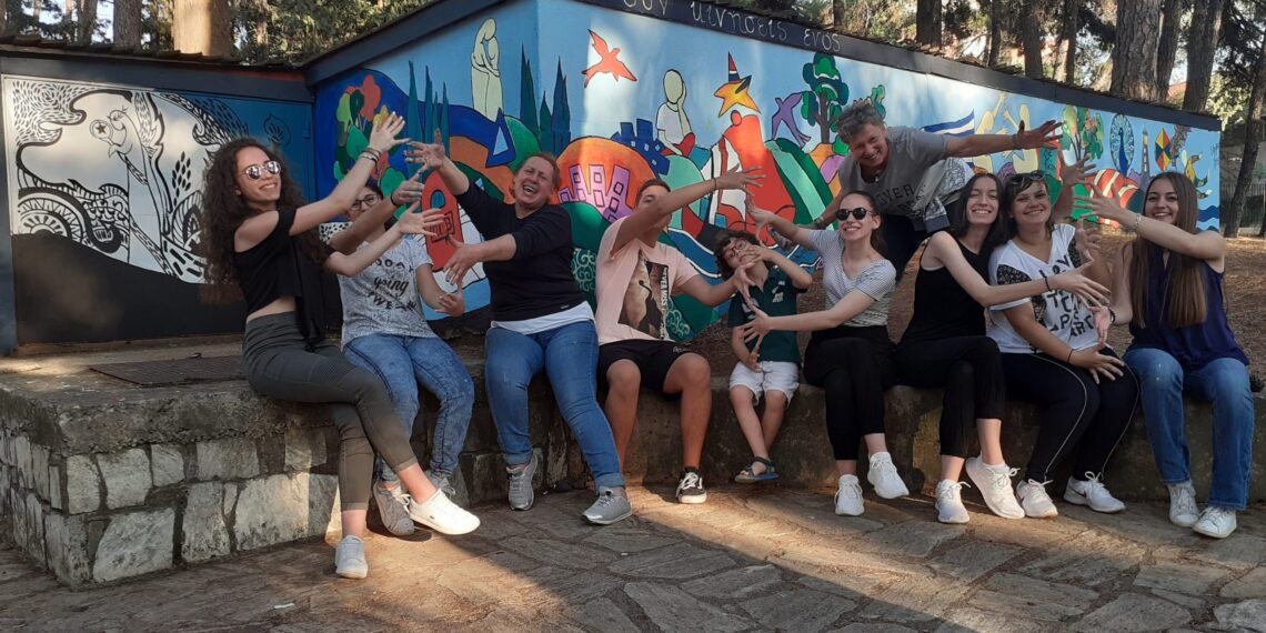 Ο απολογισμός και το βίντεο της δράσης «Οι Συν-Κινήσεις ενός Ταξιδιού-δημιουργία τοιχογραφίας», του 9ου Αντιρατσιστικού Φεστιβάλ Κοινωνικής Αλληλεγγύης Κοζάνης