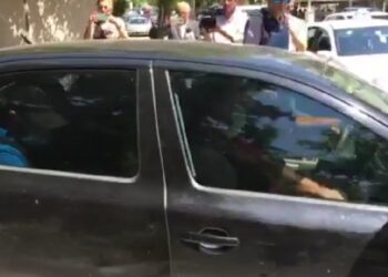 Βίντεο: Η έξοδος του 45χρονου δράστη της επίθεσης με τσεκούρι, από το δικαστικό Μέγαρο Κοζάνης