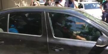 Βίντεο: Η έξοδος του 45χρονου δράστη της επίθεσης με τσεκούρι, από το δικαστικό Μέγαρο Κοζάνης