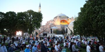 Αγιά Σοφία: Τζαμί μετά από 86 χρόνια – Συρρέουν οι Τούρκοι έξω από τη Μεγάλη Εκκλησιά – Δείτε live