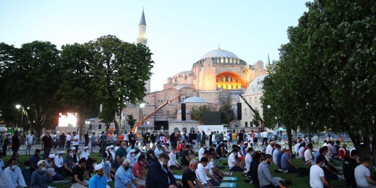 Αγιά Σοφία: Τζαμί μετά από 86 χρόνια – Συρρέουν οι Τούρκοι έξω από τη Μεγάλη Εκκλησιά – Δείτε live