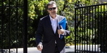 Κορωνοϊός: Ξεφεύγει η κατάσταση μέσα από τα κέντρα διασκέδασης – Πρωτοβουλίες από Χρυσοχοΐδη