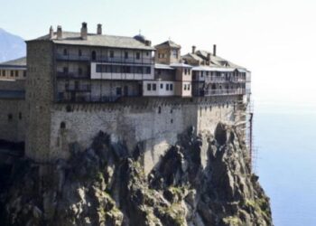 O κορονοϊός έφερε αλλαγές στο Άγιο Όρος: Τι άλλαξε σε διαμονητήρια και δρομολόγια
