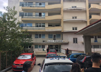 Εφορία Κοζάνης: “Σας άρεσε τώρα; Καλά να πάθετε!”, φέρεται να είπε μετά την επίθεση, ο άνδρας με το τσεκούρι, αφού ακινητοποιήθηκε από υπαλλήλους