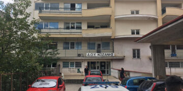 Εφορία Κοζάνης: “Σας άρεσε τώρα; Καλά να πάθετε!”, φέρεται να είπε μετά την επίθεση, ο άνδρας με το τσεκούρι, αφού ακινητοποιήθηκε από υπαλλήλους