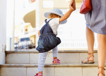 Ερχονται οι «νταντάδες της γειτονιάς» με χρηματοδότηση ΕΣΠΑ -Τι είναι το πρόγραμμα φύλαξης παιδιών