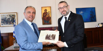 Εμπορικές επενδύσεις και τουρισμός στο επίκεντρο της συνάντησης του Θ. Καράογλου με τον Πρέσβη της Αυστραλίας