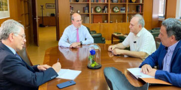 Συνάντηση Χατζηδάκη – ΓΕΝΟΠ με επίκεντρο τα εργασιακά –	Τι ζητούν οι εργαζόμενοι για μετακινήσεις, ειδικό τιμολόγιο –	Συζήτηση και για την απολιγνιτοποίηση   -Τι λέει στον “Π” ο Γ.Γ. της ΓΕΝΟΠ Αντώνης Καρράς