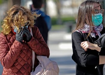 Κορωνοϊός: Προ των πυλών η υποχρεωτική χρήση μάσκας – Ανησυχία για τη διασπορά κρουσμάτων