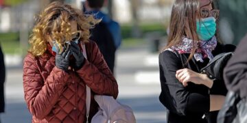 Κορωνοϊός: Προ των πυλών η υποχρεωτική χρήση μάσκας – Ανησυχία για τη διασπορά κρουσμάτων