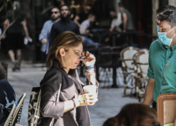 Κορωνοϊός: Λίγοι λίγοι σε καφέ, σούπερ μάρκετ, Δεκαπενταύγουστος με μάσκα και χωρίς πανηγύρια -Τα πιθανά μέτρα