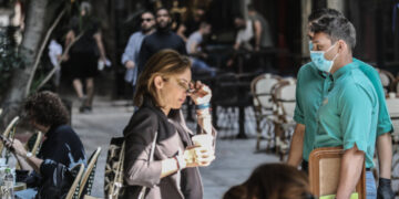 Κορωνοϊός: Λίγοι λίγοι σε καφέ, σούπερ μάρκετ, Δεκαπενταύγουστος με μάσκα και χωρίς πανηγύρια -Τα πιθανά μέτρα