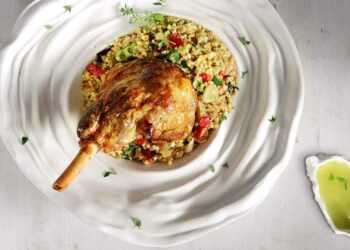 Aρνί στη γάστρα με κουσκούς, καπνιστή μελιτζάνα και πιπεριές Φλωρίνης