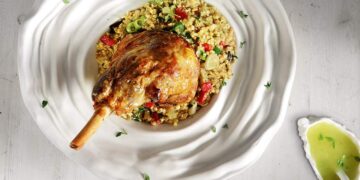 Aρνί στη γάστρα με κουσκούς, καπνιστή μελιτζάνα και πιπεριές Φλωρίνης