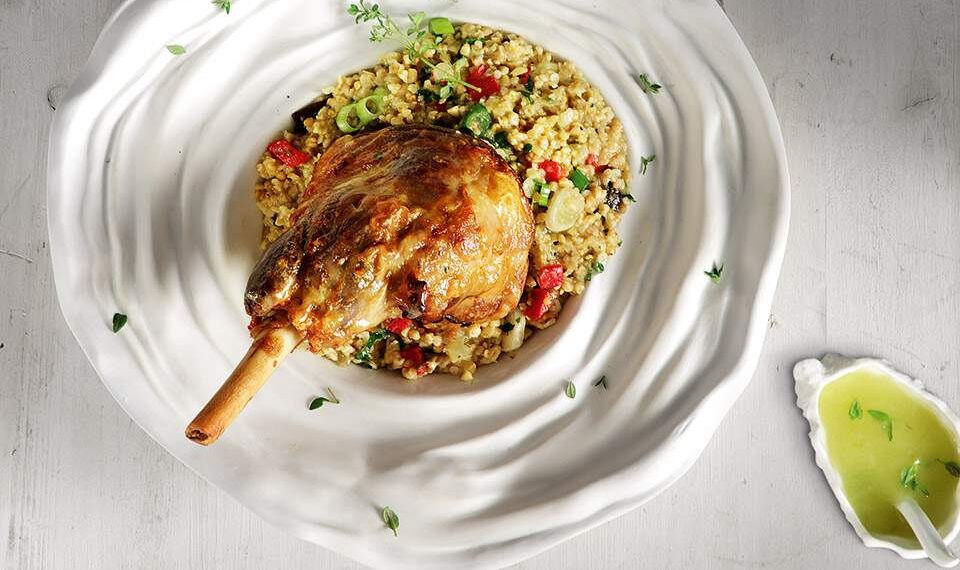 Aρνί στη γάστρα με κουσκούς, καπνιστή μελιτζάνα και πιπεριές Φλωρίνης