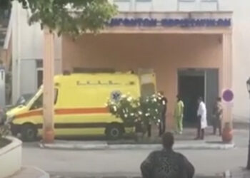 VIDEO: Διακομιδή στο νοσοκομείο Παπανικολάου μιας εκ των τραυματισμένων γυναικών στην Εφορία Κοζάνης