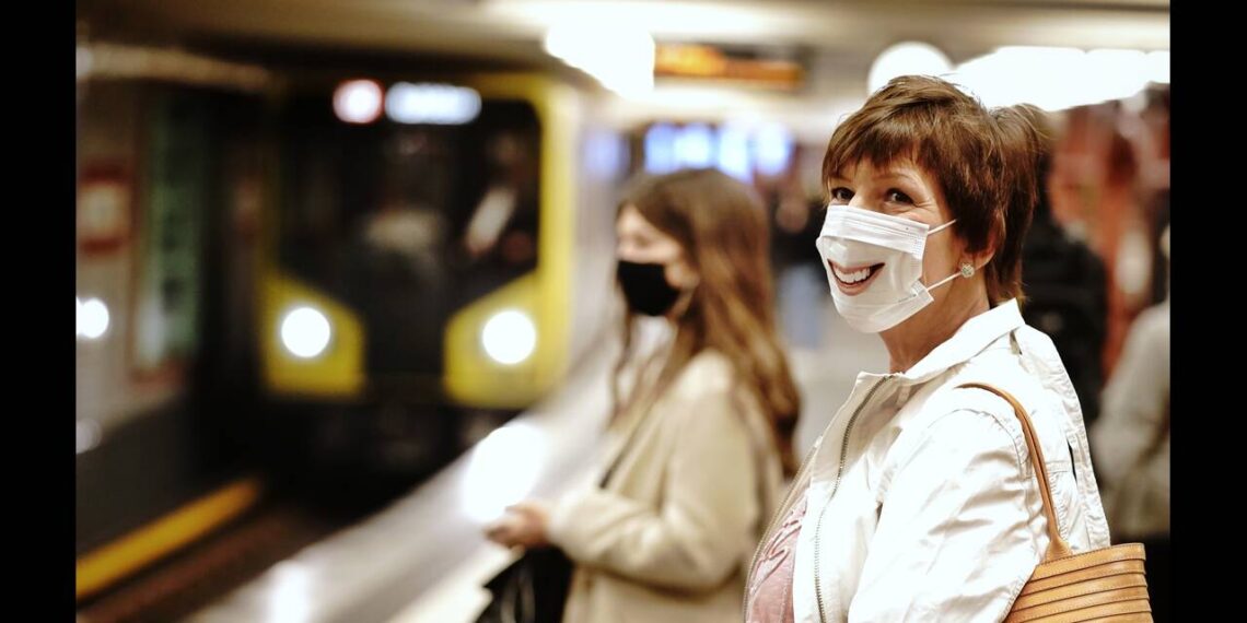 Υποχρεωτική χρήση μάσκας σε κλειστούς χώρους εισηγούνται οι λοιμωξιολόγοι