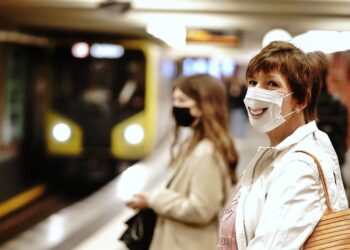 Υποχρεωτική χρήση μάσκας σε κλειστούς χώρους εισηγούνται οι λοιμωξιολόγοι