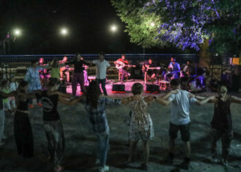 Κορωνοϊός-καθηγητής Βατόπουλος: Ισως πρέπει να τεθεί θέμα απαγόρευσης στα πανηγύρια